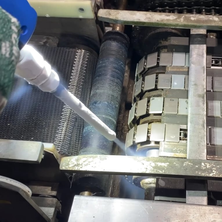 Cleaning conveyor with dry ice blasting