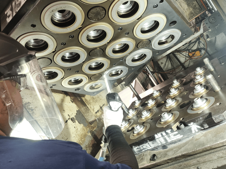 Cleaning injection mold with dry ice blasting