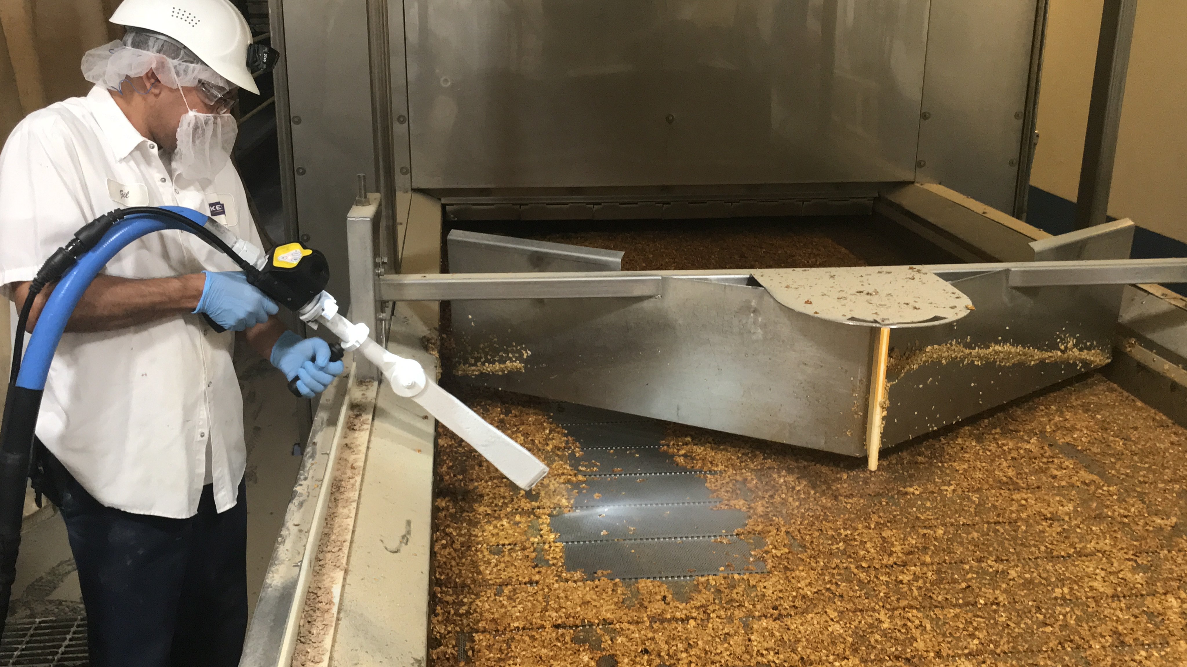 Dry ice blasting in food and beverage