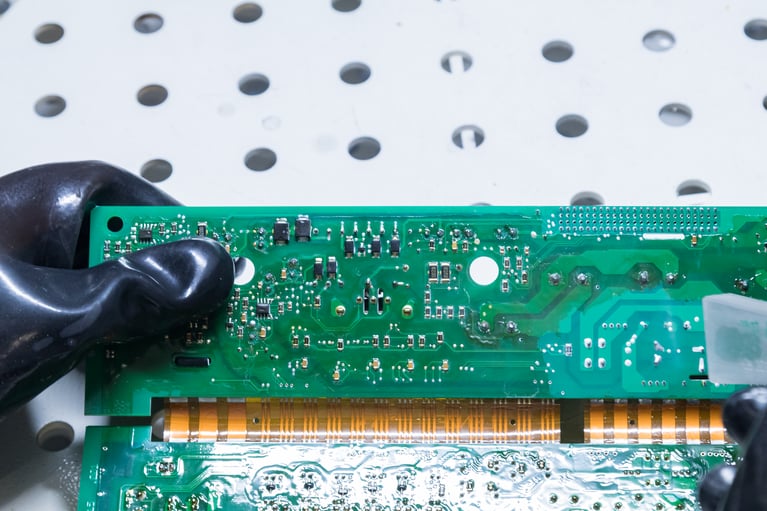 Can dry ice clean delicate electronics?
