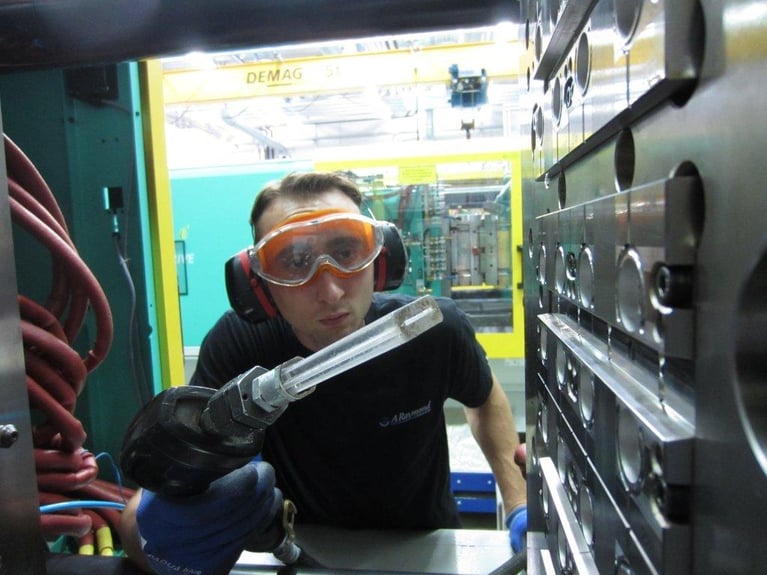 Injection molder increases uptime 25% with dry ice