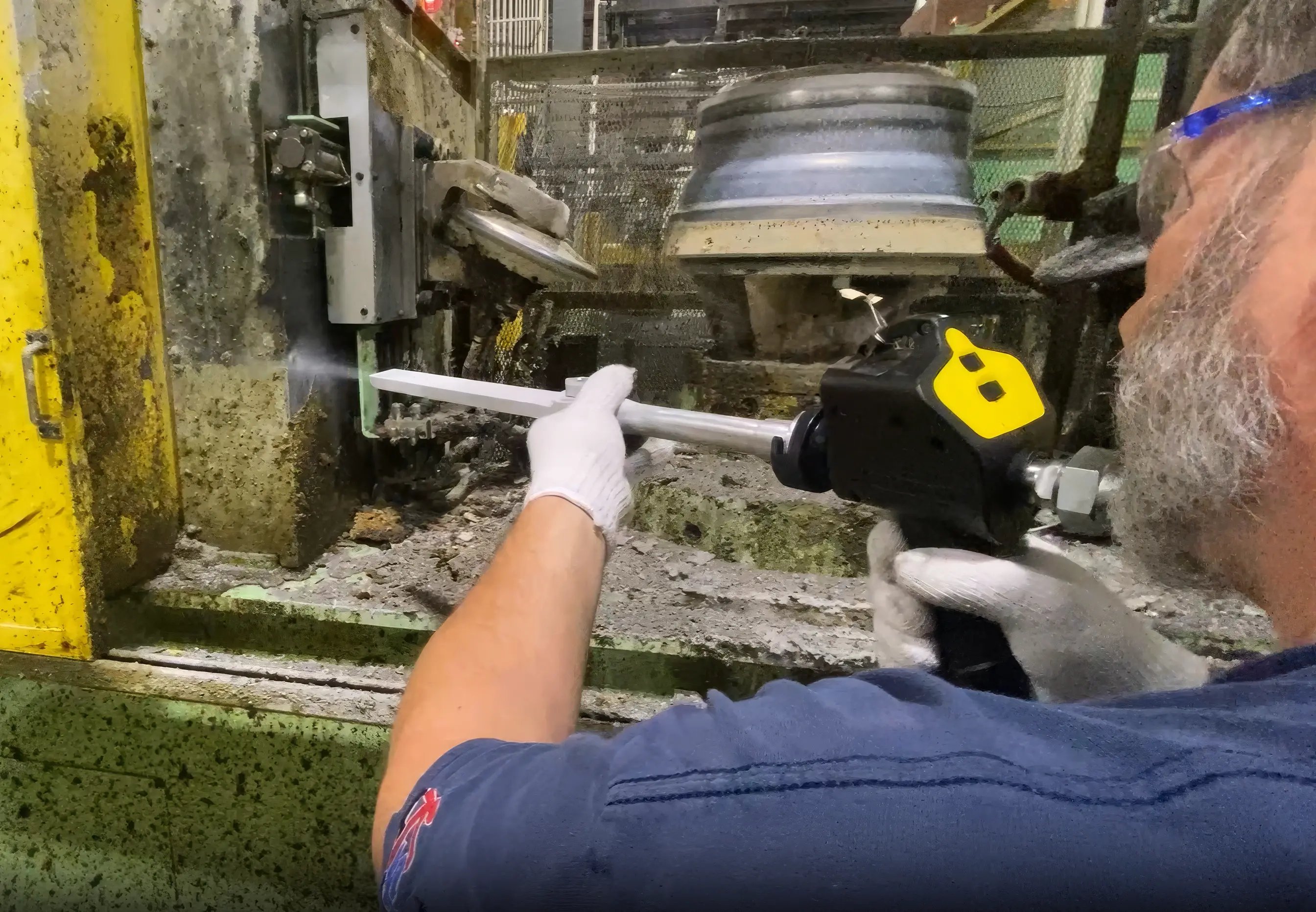 Removing buildup from die casting fixture with dry ice blasting