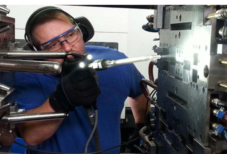 cleaning injection mold with dry ice blasting