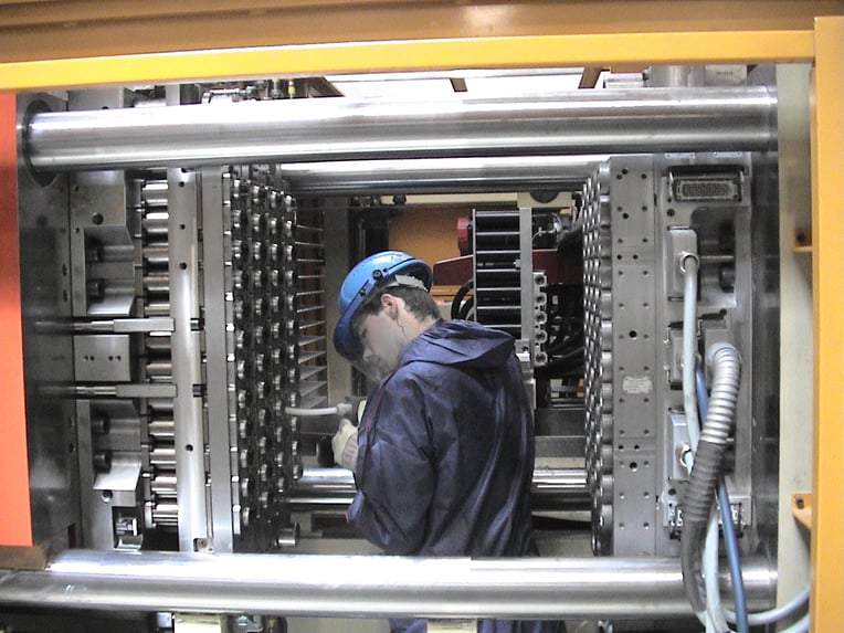 Injection Mold Cleaning with dry ice blasting